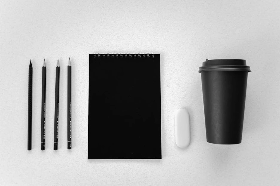 Osoba z pasją szkicująca nową strategię w eleganckim notatniku